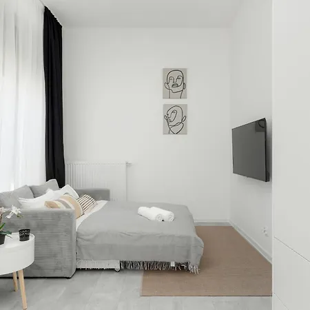 Comfortable Studio With Parking In By Renters Apartment *