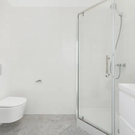 Comfortable Studio With Parking In By Renters Apartment *